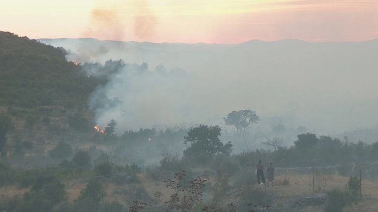 prije 49 min Zahvaćeno 70 ha površine Požar kod Perkovića gase i zračne snage