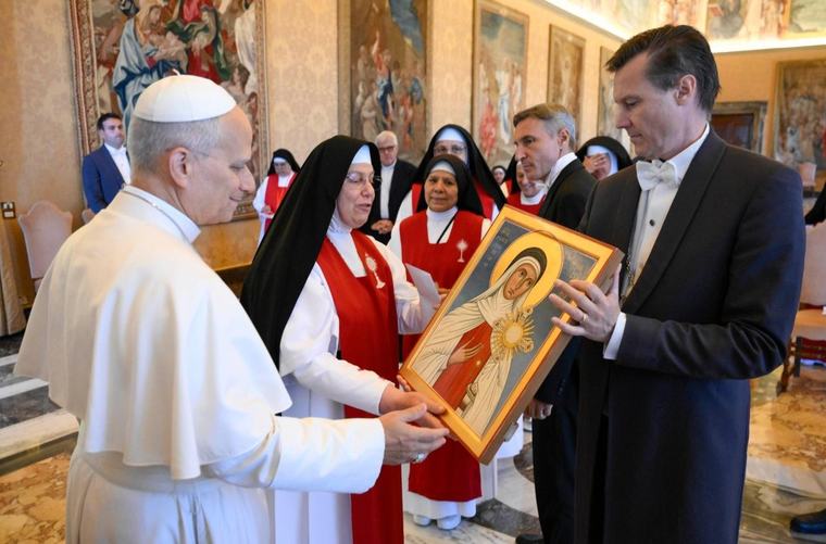 Papa se susreo s trajnim klanjateljicama Presvetoga Oltarskog Sakramenta