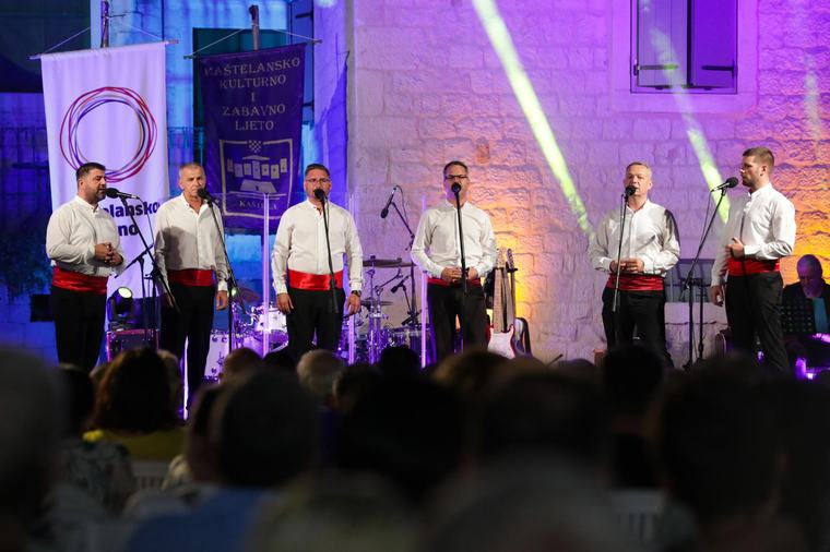 Slavljeničkim koncertom klape Cambi zatvorena ljetna manifestacija koje je Kaštelanima ponudila preko 90 događanja