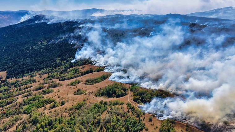 UŽIVO Gase ga i kanaderi iz Hrvatske Kanaderi zaustavili širenje požara u Rami, u Tomislavgradu situacija teža