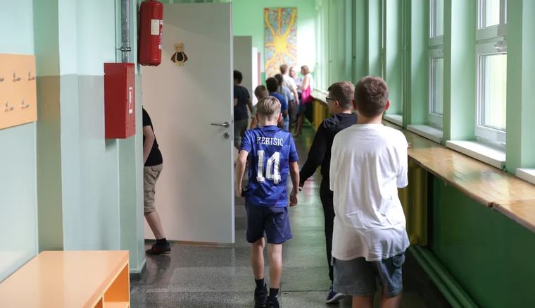 U klupe stiže 443.500 učenika, 36.300 je prvašića, a učenike čekaju i zimski praznici u dva dijela