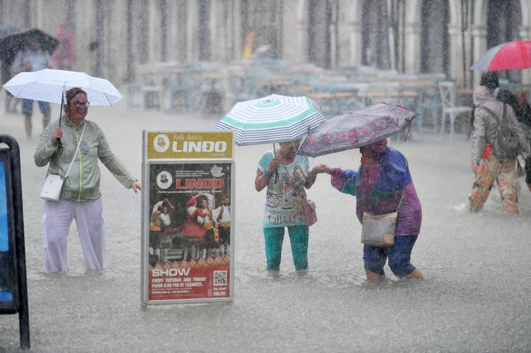 Upaljeni alarmi: sprema se ‘potop‘, tuča, a postoji i mogućnost tornada! Pogledajte meteo karte