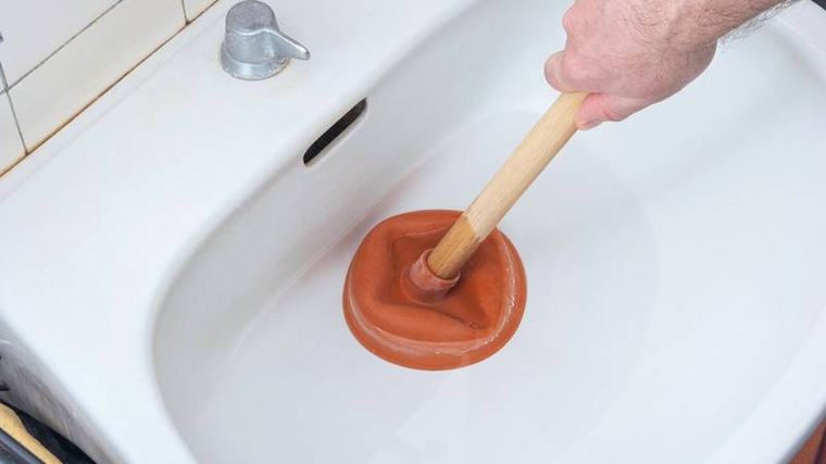 Muči vas začepljen odvod? Evo kako ga odčepiti bez korištenja agresivnih kemijskih sredstava