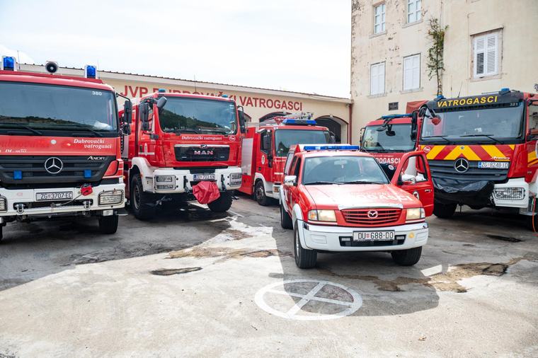 Na Kalamoti se zapalila šuma. Vatrogasci na intervenciji
