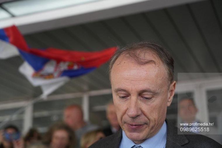 Što izvode srpski studenti?! Šute o veličanju Mladića, a pogledajte što uoči izbora rade rektoru koji ih je podržavao!