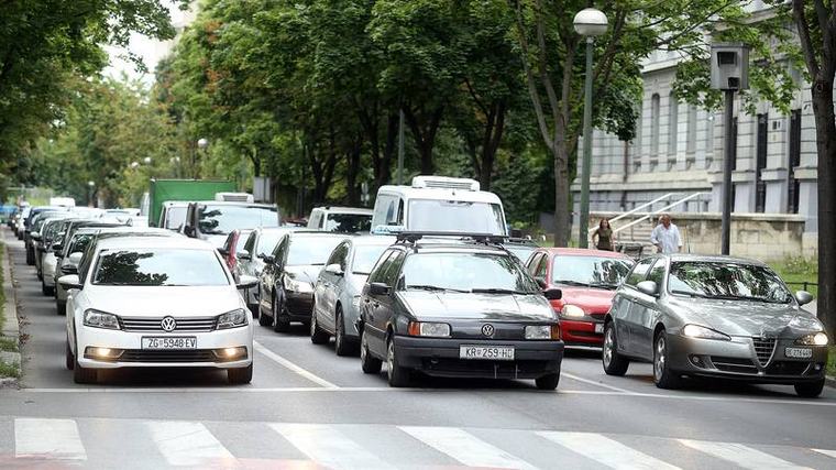 Internet je pun 'čudotvornih' dodataka za aute: Nemojte bacati svoj novac na ovo