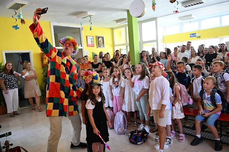 Prvašići u dolini Neretve "odradili" svoj prvi dan škole. Pogledajte veselje u Pločama, Kominu, Staševici i Kuli Norinskoj